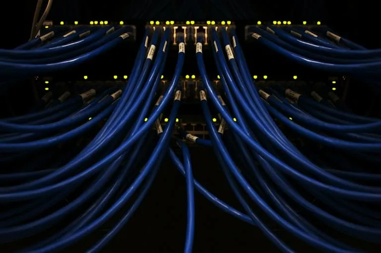 Kabel jaringan tertata rapi pada panel server